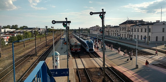 Zdjęcie pociągu na stacji kolejowej