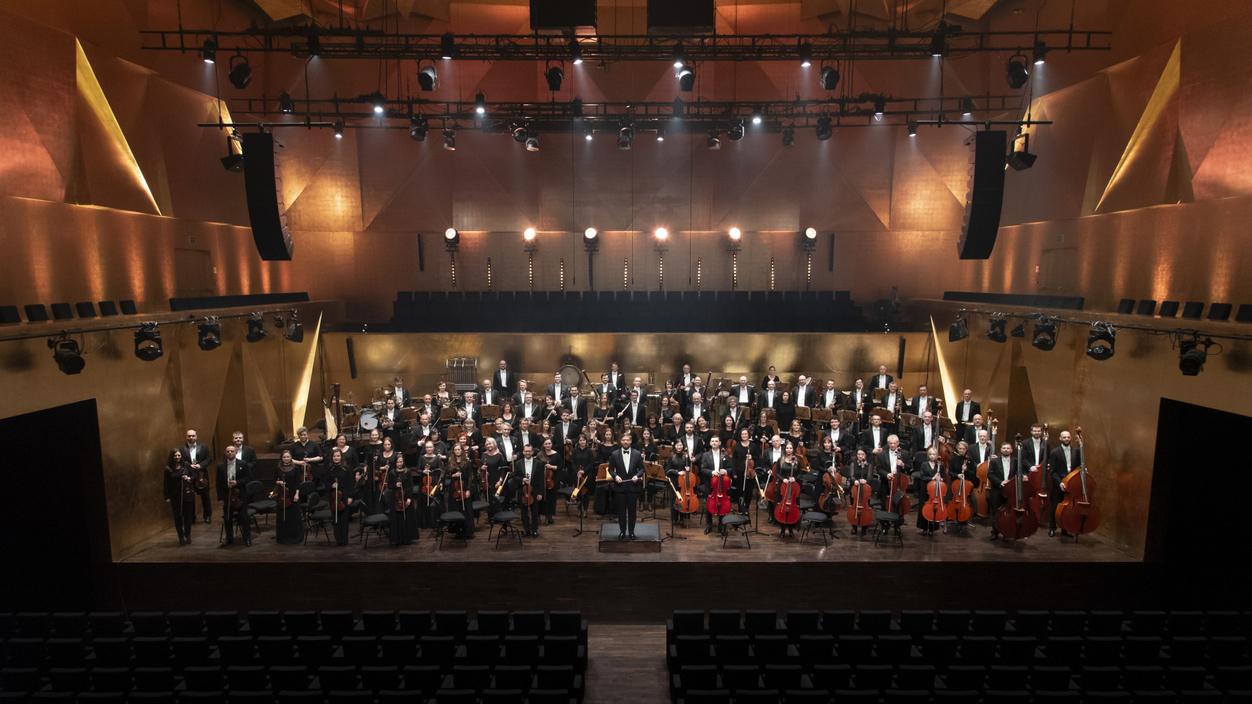 Orkiestra Symfoniczna Filharmonii w Szczecinie i Dyrektor Przemysław Neumann, fot. Kamila Kozioł.jpg