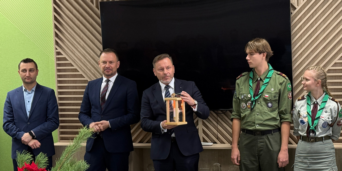 Harcerze z Betlejemskim Światłem Pokoju w siedzibie POT