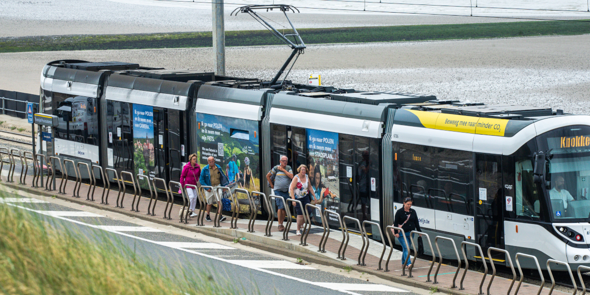 Jadę do Polski i zabieram… rower! Kampania POT na nadmorskim tramwaju w Belgii.