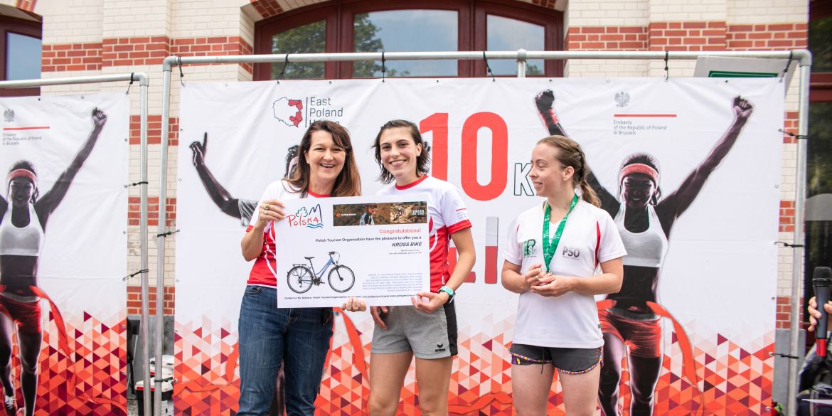 Dominika Cosic wręcza nagrodę dla najszybszej kobiety na Polish Run